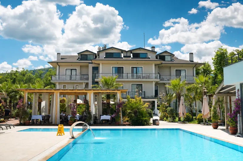 DİDİ Otel Sapanca dış cephesi ve turkuaz havuzu