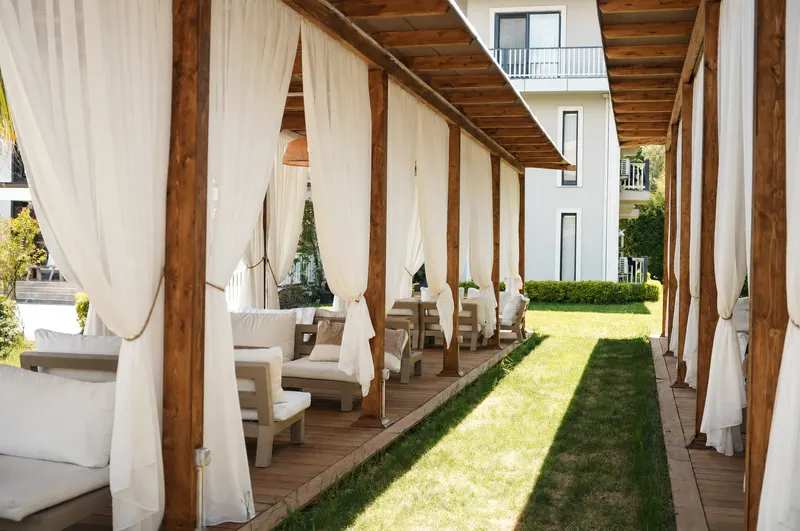 DİDİ Otel Sapanca bahçesinde beyaz perdeli cabana