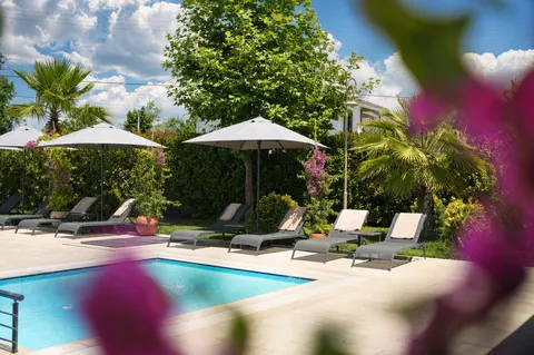 DİDİ Otel Sapanca havuzu ve şezlonglar