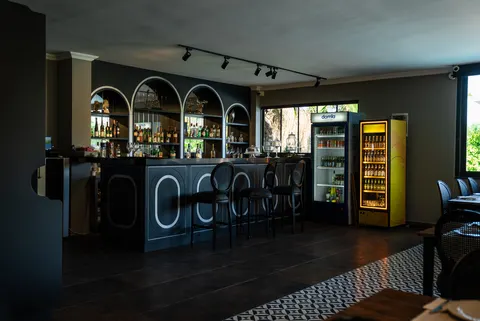 Mare Gastro bar, kemerli raflar