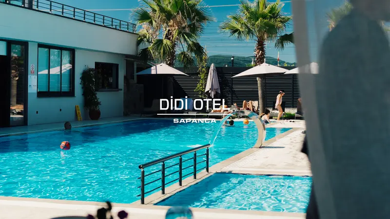 DİDİ Otel Sapanca açık yüzme havuzu ve palmiyeler