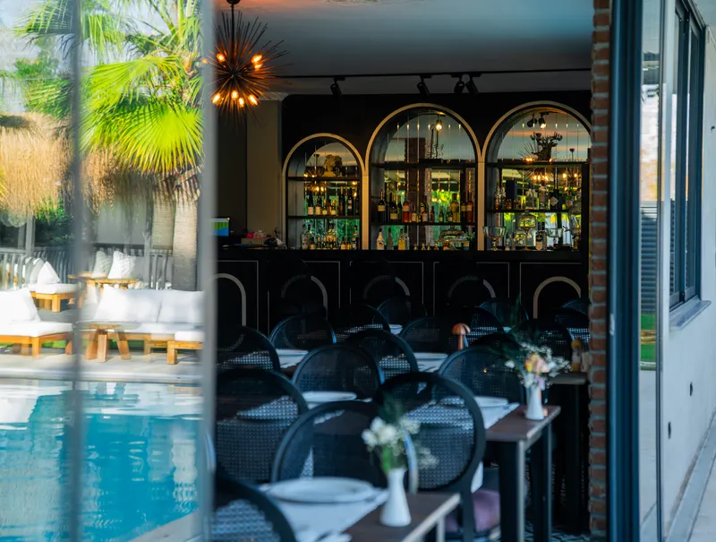 Mare Gastro restoranı iç mekanı, Sapanca havuz manzaralı